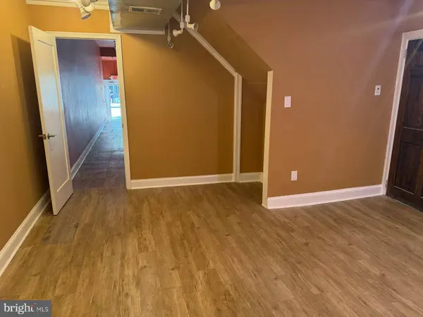 29 W LANCASTER, Ardmore, PA 19003