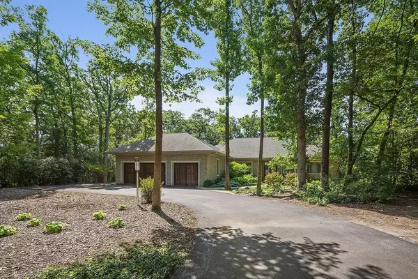 1340 Edgewood LN, Northbrook, IL 60062