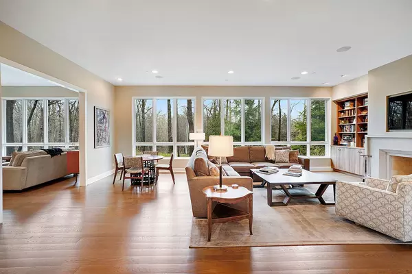 1340 Edgewood LN, Northbrook, IL 60062