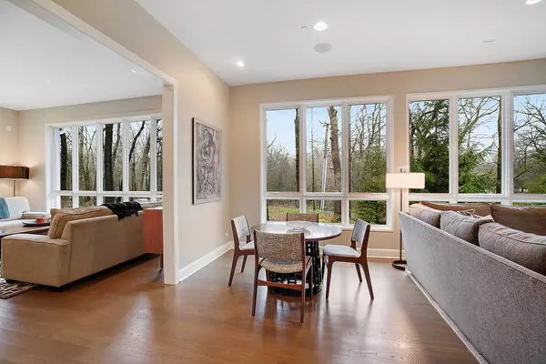 1340 Edgewood LN, Northbrook, IL 60062