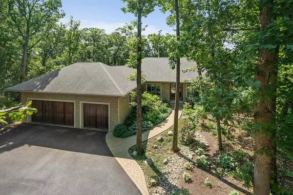 1340 Edgewood LN, Northbrook, IL 60062