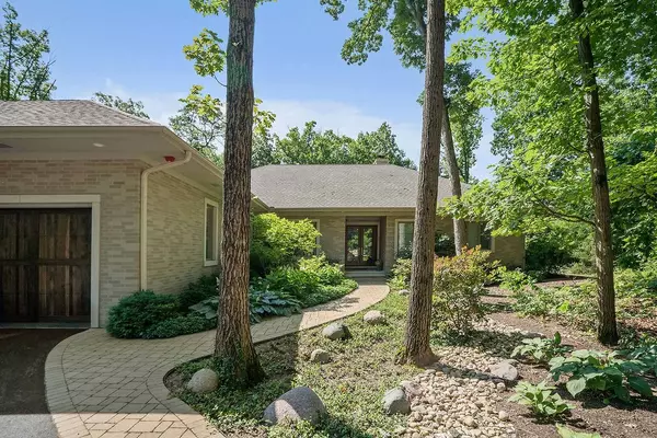 1340 Edgewood LN, Northbrook, IL 60062