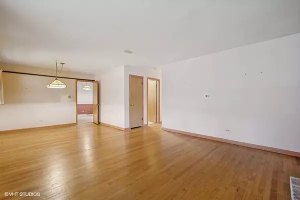 1087 Cedar LN, Northbrook, IL 60062