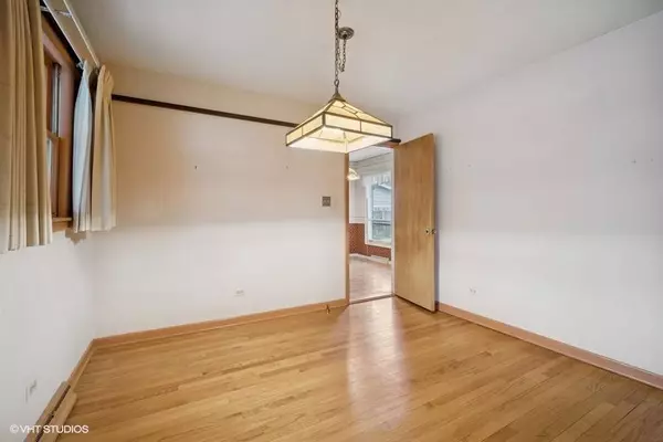 1087 Cedar LN, Northbrook, IL 60062