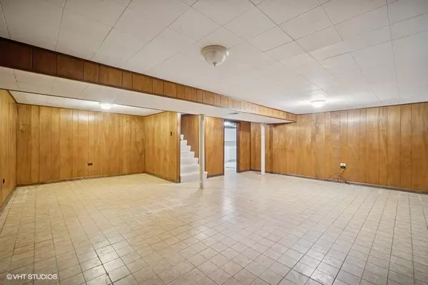 1087 Cedar LN, Northbrook, IL 60062