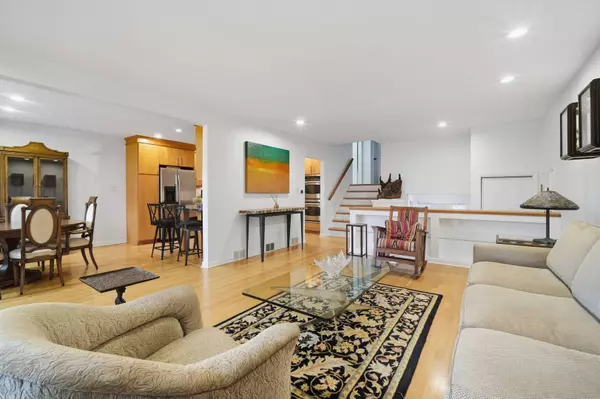 1823 Milton AVE, Northbrook, IL 60062