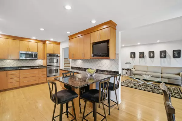 1823 Milton AVE, Northbrook, IL 60062