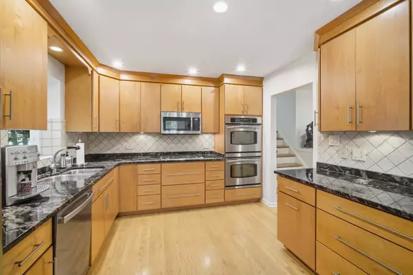 1823 Milton AVE, Northbrook, IL 60062