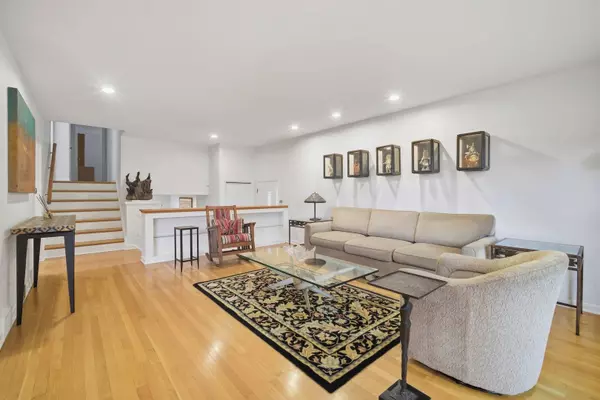 1823 Milton AVE, Northbrook, IL 60062