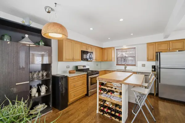 1041 Cedar LN, Northbrook, IL 60062