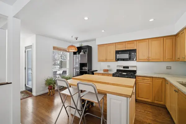 1041 Cedar LN, Northbrook, IL 60062