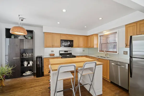 1041 Cedar LN, Northbrook, IL 60062