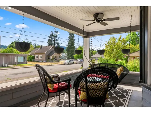 211 S 3RD ST, Cottage Grove, OR 97424