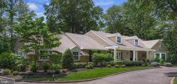 21 ROBIN RD, Moorestown, NJ 08057