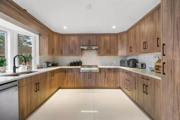 13866 56 AVE, Surrey, BC V3X 2Z8