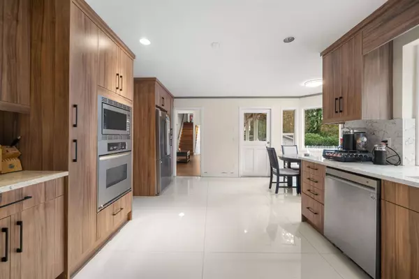 13866 56 AVE, Surrey, BC V3X 2Z8