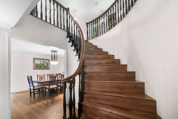 13866 56 AVE, Surrey, BC V3X 2Z8