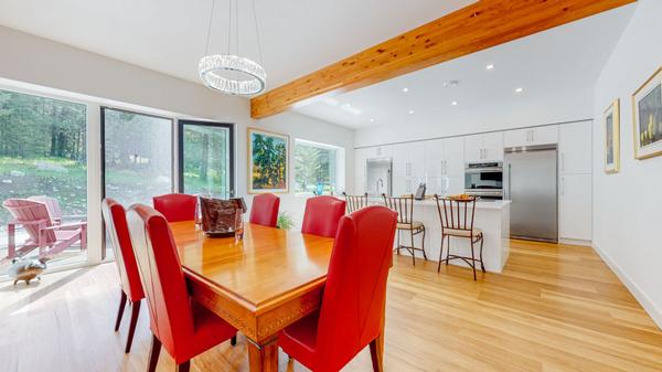 feature image of Country Living at Its Finest on Anarchist Mountain