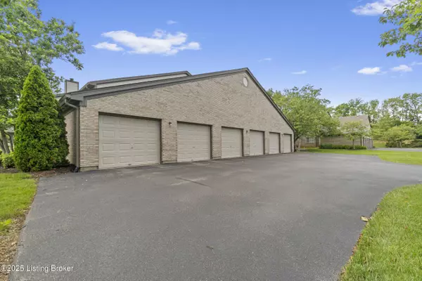 10405 Trotters Pointe Dr #APT 102, Louisville, KY 40241