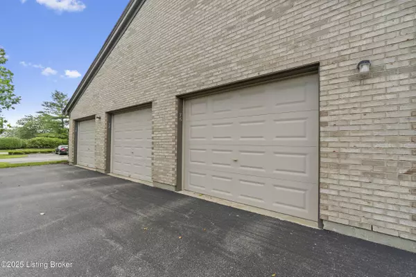 10405 Trotters Pointe Dr #APT 102, Louisville, KY 40241