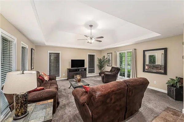 807 NW Bent Tree DR, Lee's Summit, MO 64081