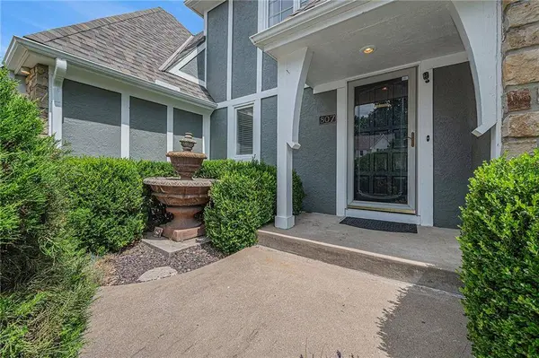 807 NW Bent Tree DR, Lee's Summit, MO 64081