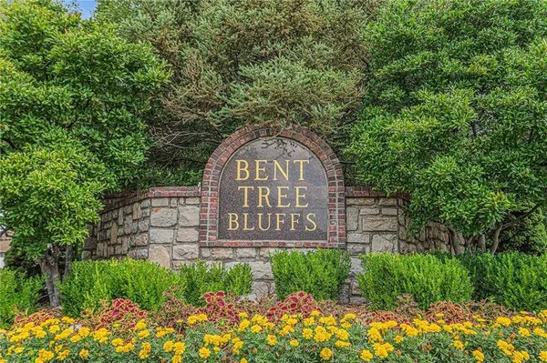 807 NW Bent Tree DR, Lee's Summit, MO 64081