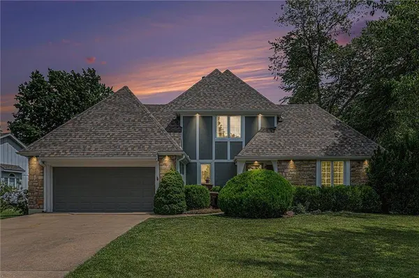 807 NW Bent Tree DR, Lee's Summit, MO 64081