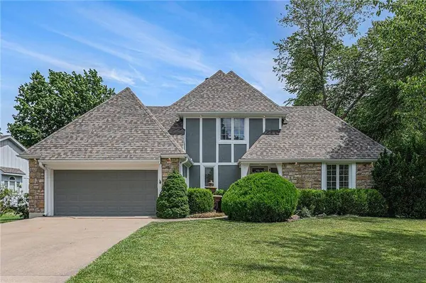 807 NW Bent Tree DR, Lee's Summit, MO 64081