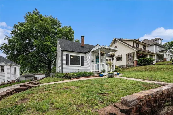 2764 Jackson ST, St Joseph, MO 64507