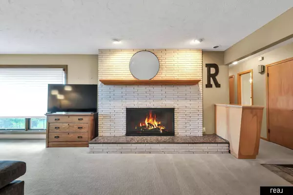 3715 S 49th Street, Omaha, NE 68106