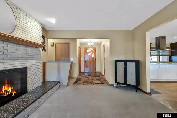 3715 S 49th Street, Omaha, NE 68106