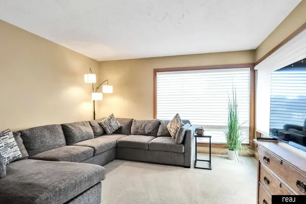 3715 S 49th Street, Omaha, NE 68106