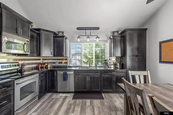 1910 Southview DR, Papillion, NE 68046