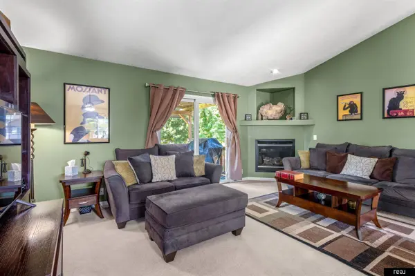 1910 Southview DR, Papillion, NE 68046