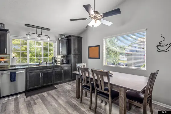 1910 Southview DR, Papillion, NE 68046
