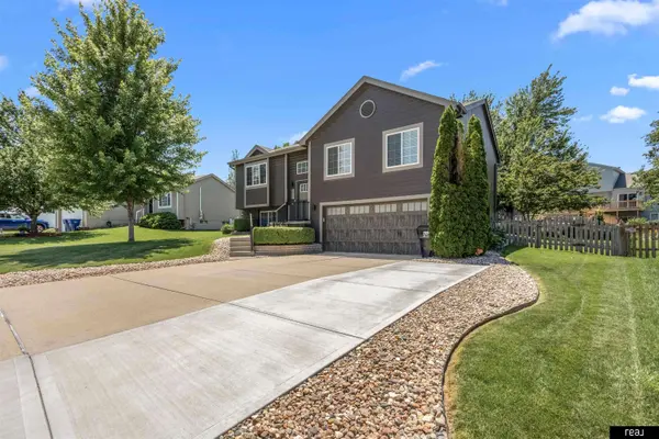 1910 Southview DR, Papillion, NE 68046