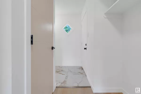 #11 3812 20 AV NW, Edmonton, AB T6L 4B2