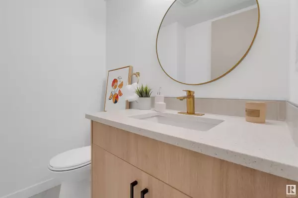 #11 3812 20 AV NW, Edmonton, AB T6L 4B2