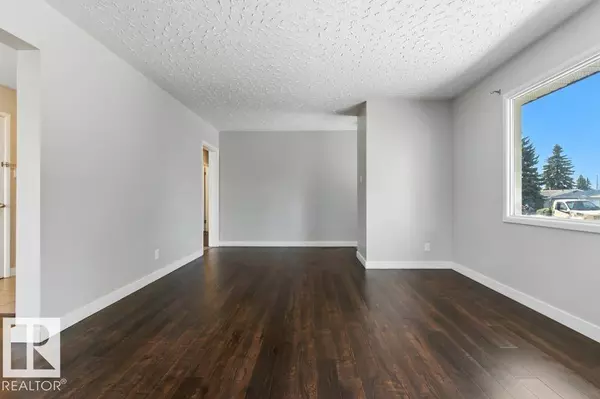 9623 52 ST NW, Edmonton, AB T6B 1G8