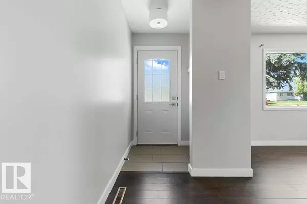 9623 52 ST NW, Edmonton, AB T6B 1G8