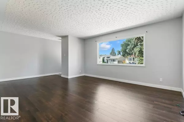 9623 52 ST NW, Edmonton, AB T6B 1G8