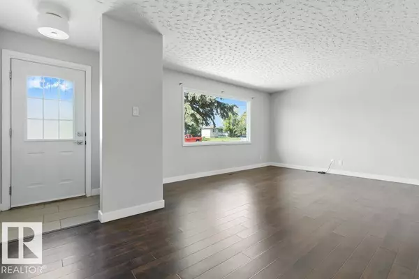 9623 52 ST NW, Edmonton, AB T6B 1G8