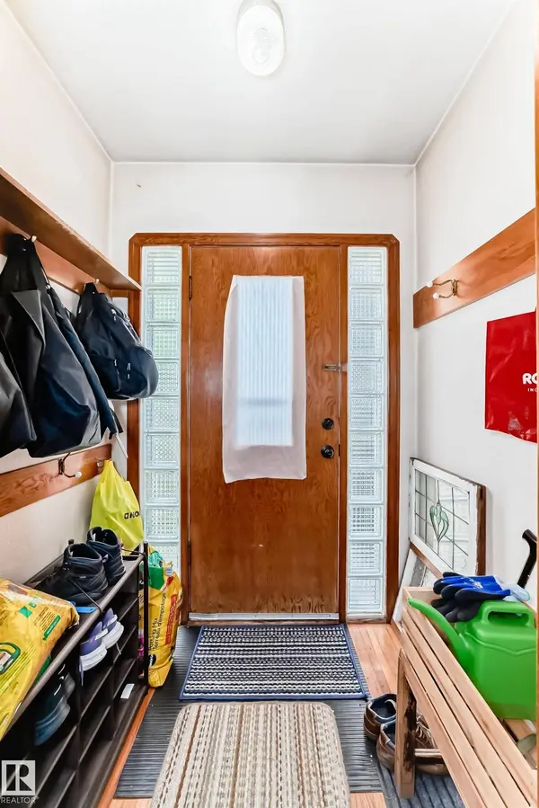 10711 72 AV NW, Edmonton, AB T6E 1A2