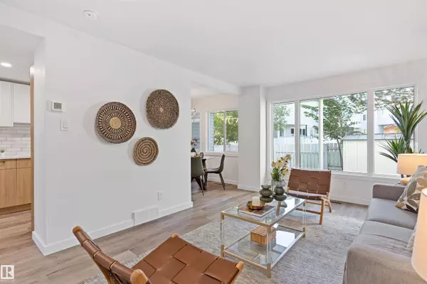 70 AMBERLY CT NW, Edmonton, AB T5A 0H9