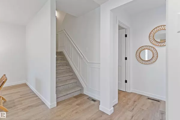 70 AMBERLY CT NW, Edmonton, AB T5A 0H9