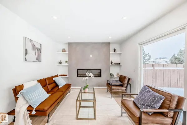 3867 85 ST NW, Edmonton, AB T6K 2L5