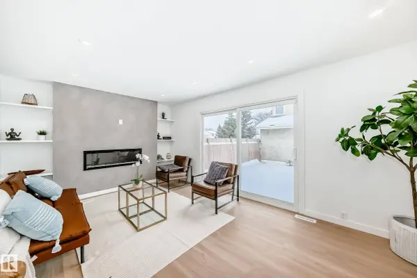 3867 85 ST NW, Edmonton, AB T6K 2L5