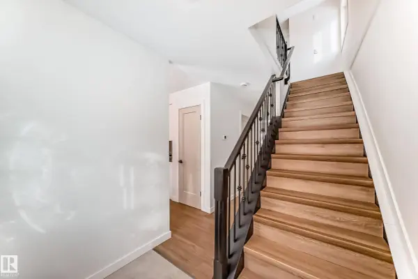 3867 85 ST NW, Edmonton, AB T6K 2L5