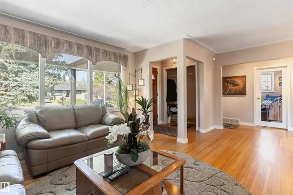 10803 52 ST NW, Edmonton, AB T6A 2H4